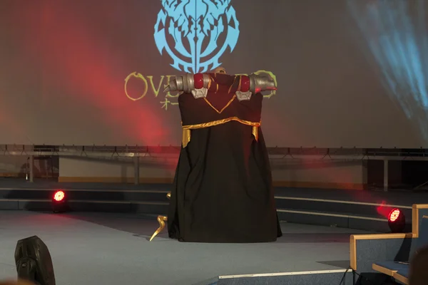 Cosplayer verkleidet als Charakter Momonga aus der Anime-Serie Overlord — Stockfoto