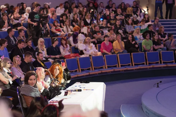 Dvě prodavanky na trzích s oděvními Doplňky na Animefestu — Stock fotografie