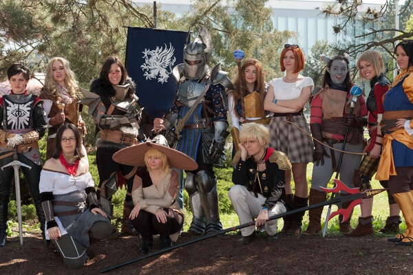 Две продавщицы на рынках с аксессуарами для одежды на Animefest
