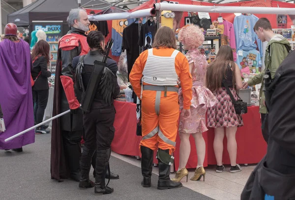 Deux vendeuses sur les marchés avec accessoires vestimentaires à Animefest — Photo