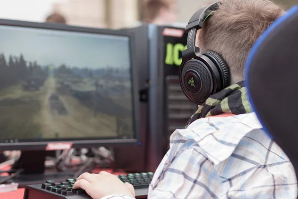 Niño juega juego en el ordenador personal en Animefest —  Fotos de Stock