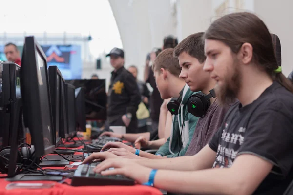 Young men play game on PC  at Animefest — Stock Photo, Image