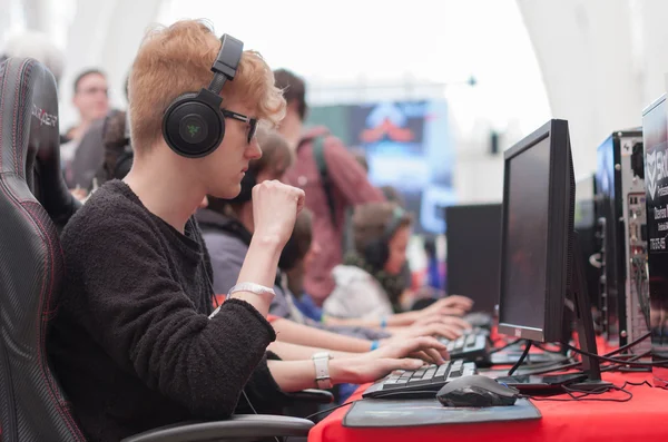 Genç adam Animefest 'te kişisel bilgisayarda oyun oynuyor
