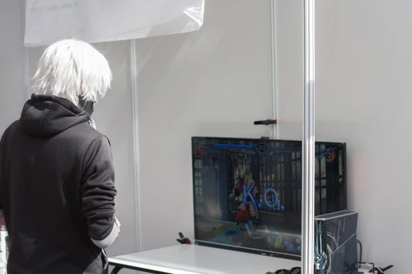 Adolescente no identificado jugando juegos de consola en Animefest —  Fotos de Stock