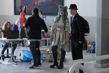 Animefest fuarı kayıt yerindeki gençler