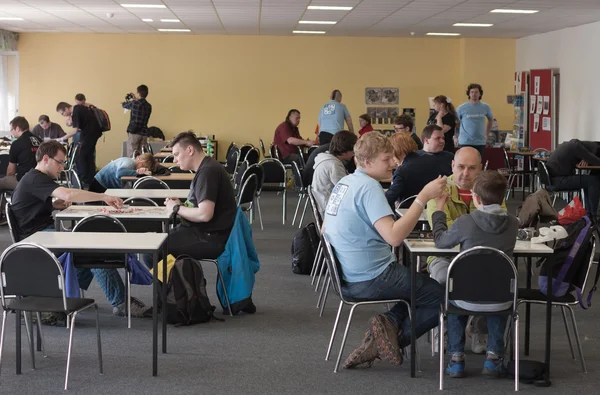 Gente jugando juegos de escritorio en la sala de juegos de escritorio en Animefest —  Fotos de Stock