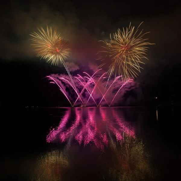 Farbenfrohes Feuerwerk mit Spiegelung am See. — Stockfoto