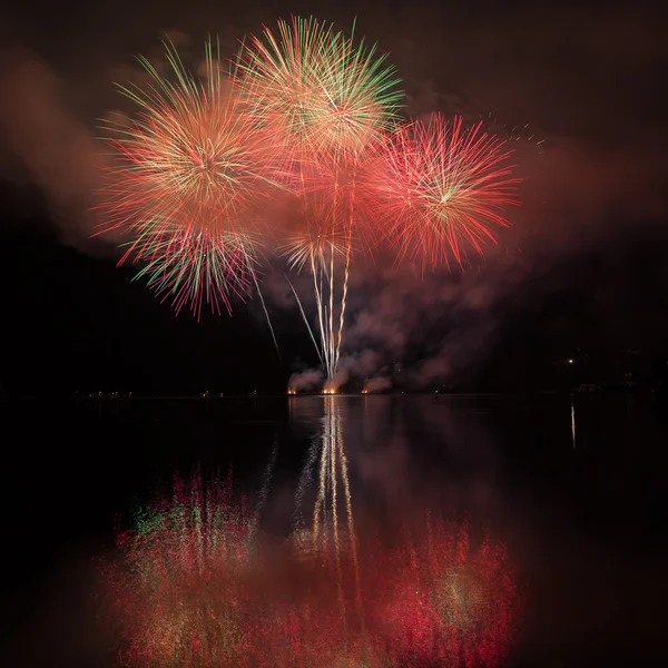 Feux d'artifice colorés avec réflexion sur le lac . — Photo