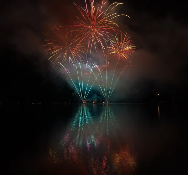 호수에 반사와 화려한 불꽃놀이. — 스톡 사진