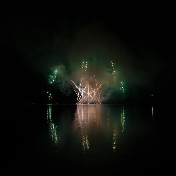 カラフルな花火は湖に反射. — ストック写真