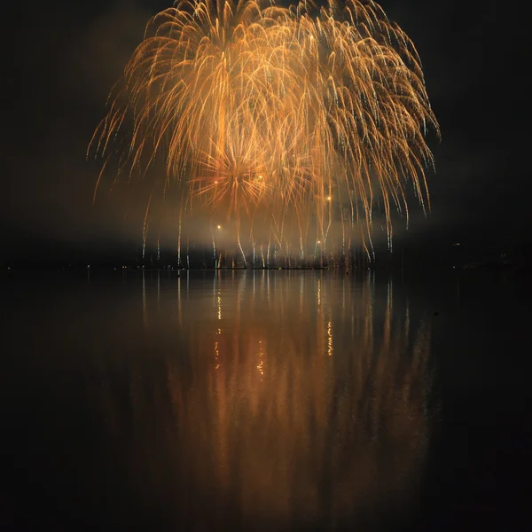 Fuegos artificiales coloridos con reflexión sobre el lago . — Foto de Stock