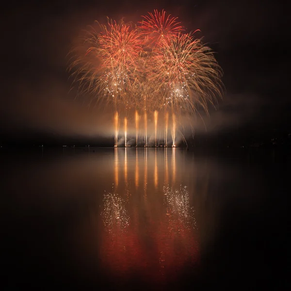 Fuegos artificiales coloridos con reflexión sobre el lago . — Foto de Stock