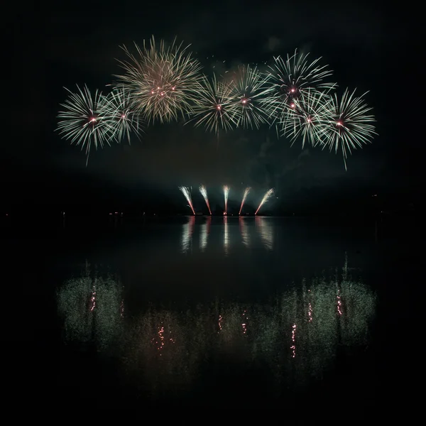 Farbenfrohes Feuerwerk mit Spiegelung am See. — Stockfoto