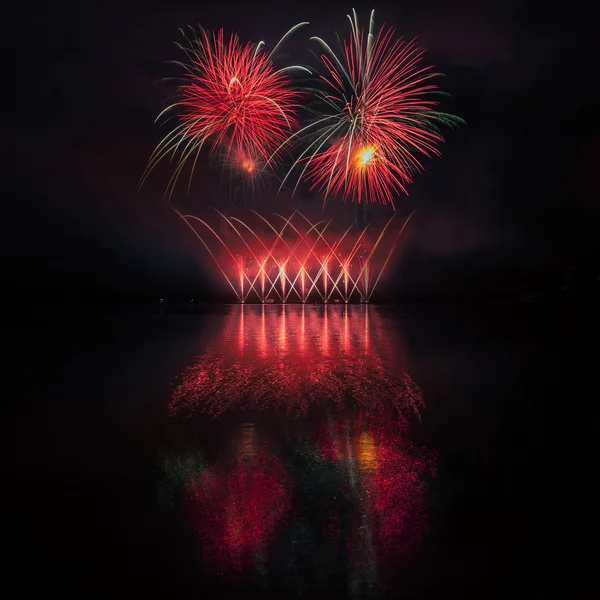 Feux d'artifice colorés avec réflexion sur le lac . — Photo