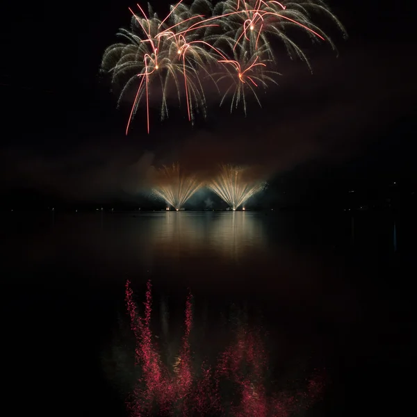 Fogos de artifício coloridos com reflexão no lago . — Fotografia de Stock