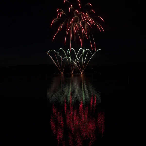 Feux d'artifice colorés avec réflexion sur le lac . — Photo