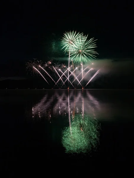 Kolorowe fajerwerki z refleksji nad jeziorem. — Zdjęcie stockowe