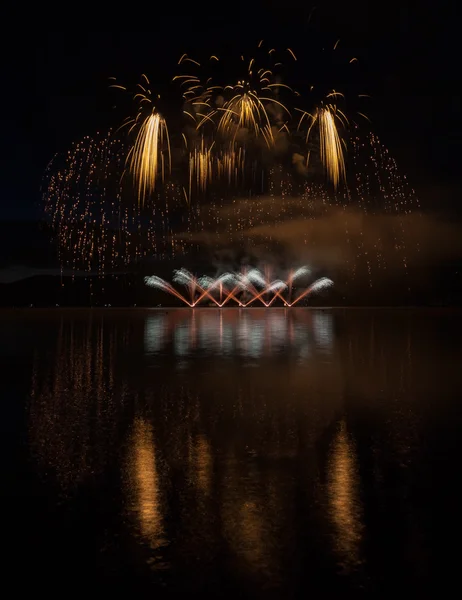 カラフルな花火は湖に反射. — ストック写真