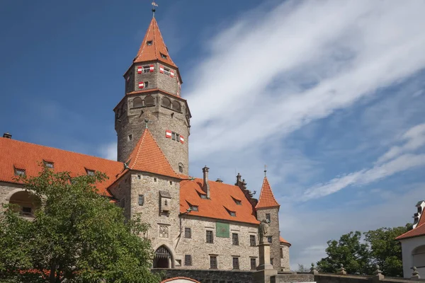 ブゾフ城は 晴れた日にチェコ共和国のモラヴィアの中世の要塞です Ndフィルターを通して長時間露光 — ストック写真