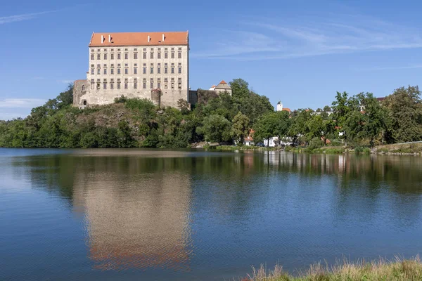 Avrupa 'daki Çek Cumhuriyeti, Moravya' daki Plumlov kalesi. Kale kayalık bir tepenin üzerine inşa edildi. Kale göletin yüzeyine yansıyor.. 