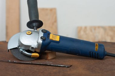 Eski paslı metal levhada daha ince kesilmiş disk ile açı öğütücü. 