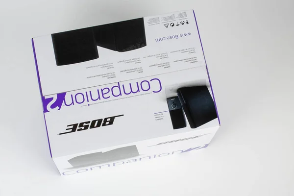 Brnenec, Tschechische Republik - 1. Mai 2020: Box mit Computerlautsprechern Bose Companion 2 Series. Bose ist ein amerikanisches Unternehmen, das sich auf die Herstellung von Audiogeräten spezialisiert hat. — Stockbild Brnenec Tschechische Republik Mai 2020 Box Mit Computerlautsprechern Bose Companion — Stockfoto