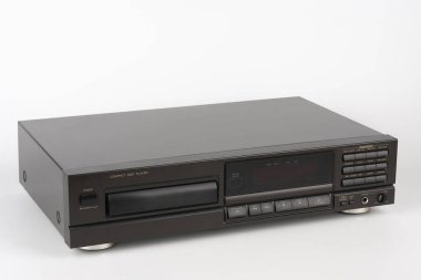 CD çalar Stereo Hi-fi. Beyaz arka planda son teknoloji ses ekipmanları. 