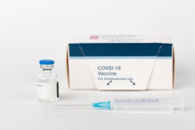 İğne, şişe ve Covid-19 aşılarıyla dolu bir şırınga. İlaç şirketi Pfizer ve BioNTech, Covid-19 'a bir aşı geliştirdi.. 