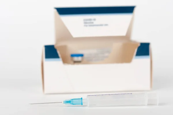 Medisch Concept Injectiespuit Met Naald Injectieflacon Papieren Doos Met Covid — Stockfoto