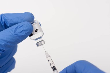 Brnenec, Çek Cumhuriyeti - 12 Aralık 2020: Eldiven, şırınga ve şişe Epanutin 'in parmakları. Epanutin, Pfizer tarafından üretilir. İlaç şirketi Pfizer da Covid-19 üzerinde bir aşı geliştirdi..