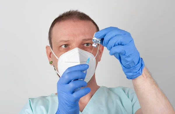Infirmière Avec Masque Facial Gants Bleus Seringue Avec Aiguille Flacon — Photo