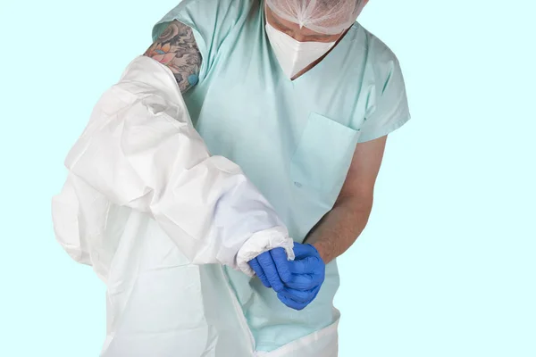 Mężczyzna Pielęgniarka Maską Twarzy Ffp2 Zdjąć Ochronne Ubranie Środki Ochrony — Zdjęcie stockowe
