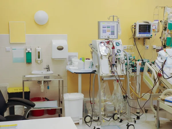 Diyaliz Makinesi Hangi Hastanın Hastanedeki Yoğun Bakım Ünitesine Bağlı Olduğu — Stok fotoğraf