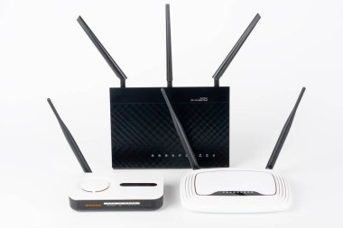 Üç Wi-Fi yönlendirici, bir, iki ve üç antenli kablosuz aygıtlar. Siyah yönlendirici beş Gigabit ethernet portuna, ultra hızlı USB 3.1 porta ve USB 2.0 port 'a sahiptir..