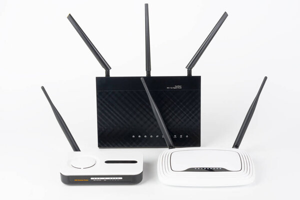 Три Wi-Fi роутера, беспроводные устройства с одной, двумя и тремя антеннами. Black Router имеет пять портов Ethernet, ультрабыстрый порт 3.1 и порт 2.0..
