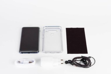 Dokunmatik ekranlı akıllı telefon, silikon kapağı, şarj aleti, kulaklık, temiz bez..  