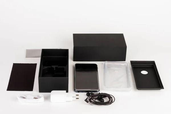 Unboxing Της Οθόνης Αφής Smartphone Χάρτινο Κουτί Κάλυμμα Σιλικόνης Ακουστικά — Φωτογραφία Αρχείου