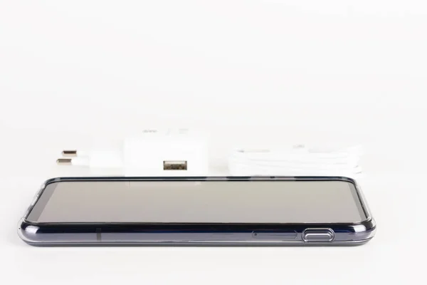 Touchscreen Smartphone Κάλυμμα Σιλικόνης Φορτιστή Στο Παρασκήνιο — Φωτογραφία Αρχείου