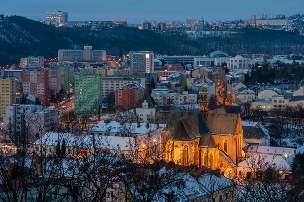 チェコのブルノにある聖母の大聖堂とメンデル広場のパノラマビュー — ストック写真