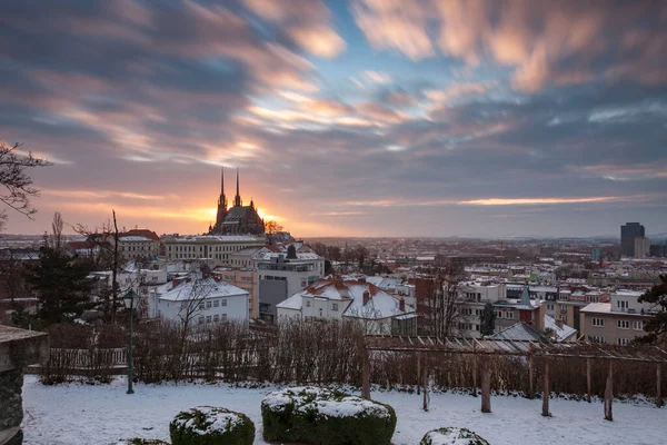 チェコ共和国のブルノにある聖ペテロとパウロ大聖堂のパノラマビュー 長い露出は 冬の日の出時に中性密度フィルターを使用しました シュピルベルク城からの眺め — ストック写真