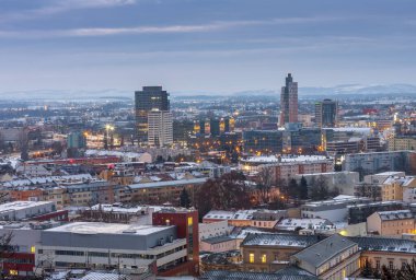 Çek Cumhuriyeti 'ndeki Brno' nun panoramik görüntüsü. Ön planda helikopter pisti olan bir hastane var. Ortada iki tane Spielberk ofis merkezi ve AZ kulesi ve M-Palace var..