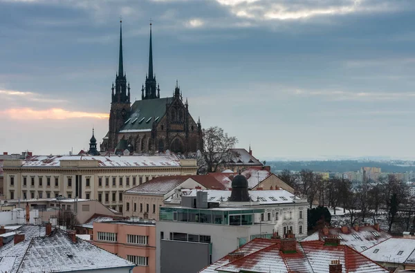 チェコ共和国のブルノにある聖ペテロとパウロ大聖堂の空中風景 冬の日の出時間 シュピルベルク城からの眺め — ストック写真