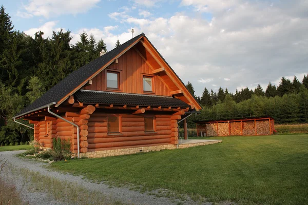 Wood log cabin near forest — Stock Photo, Image