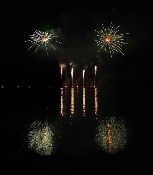 Fuegos artificiales - Ignis Brunensis en República Checa en Brno 18.6.2014 — Foto de Stock