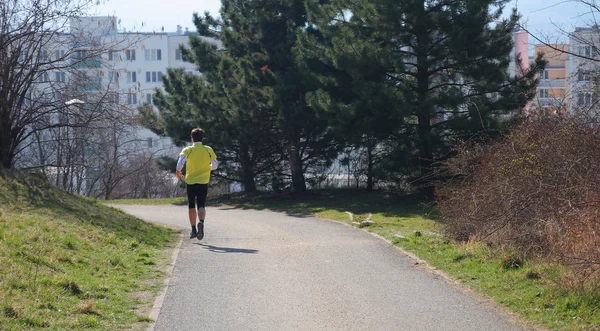 Man loopt in stadspark — Stockfoto