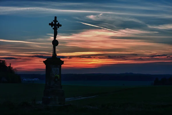 Oude cross in zonsondergang in hdr fotografie — Stockfoto