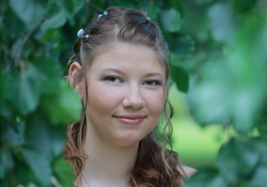 Yaz park içinde gelin portresi