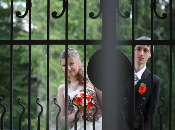 Portrait de mariée et marié vue à travers la porte — Photo