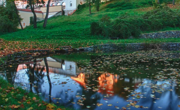 Parque de otoño y pequeño lago al atardecer — Foto de Stock