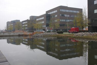 Ofis merkezi park ve balık stoklanmış Gölü ile.